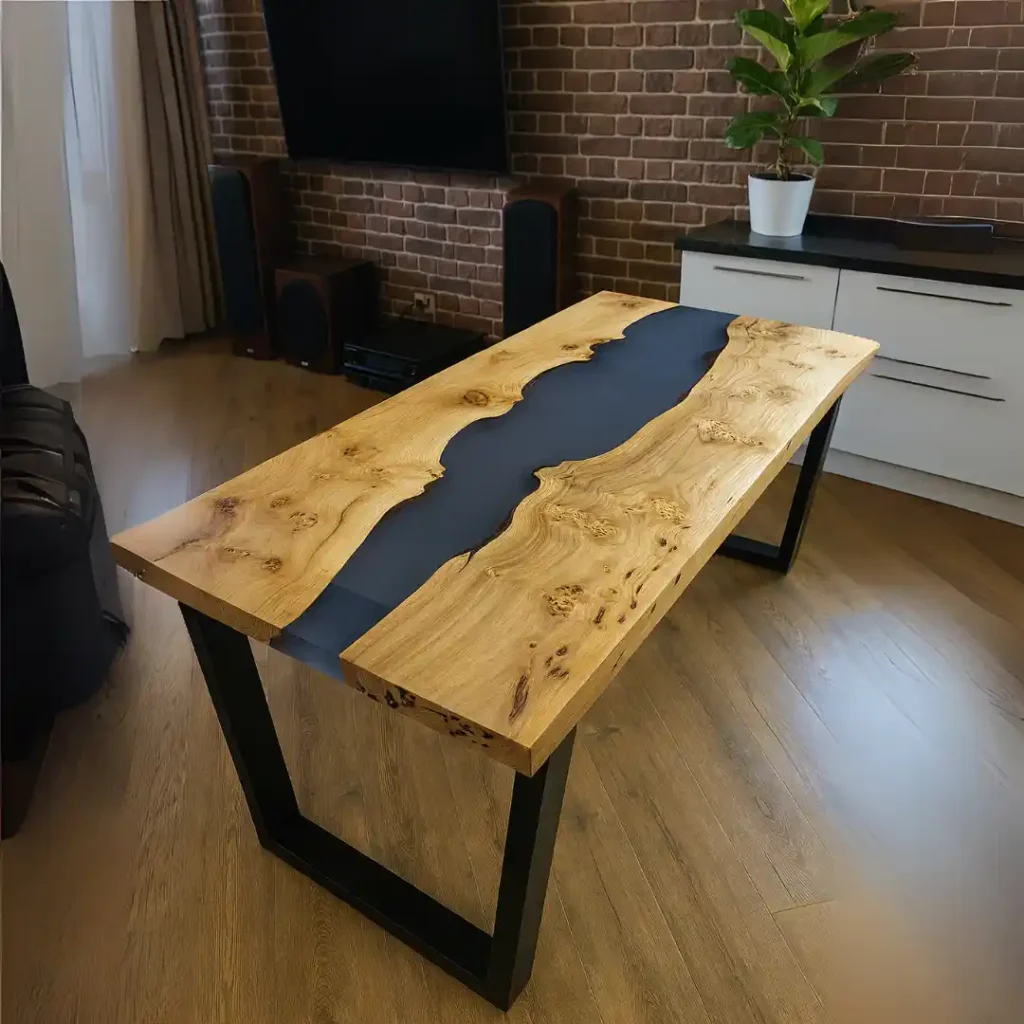 Tavolo artigianale in legno massello con inserto centrale in resina blu opaca