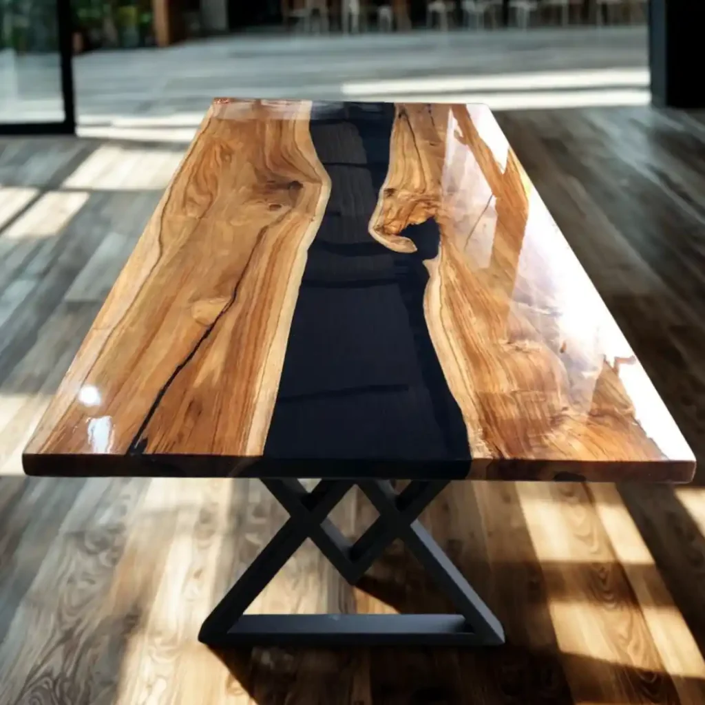 Tavolo in legno massello con inserto in resina nera lucida e base in metallo a X