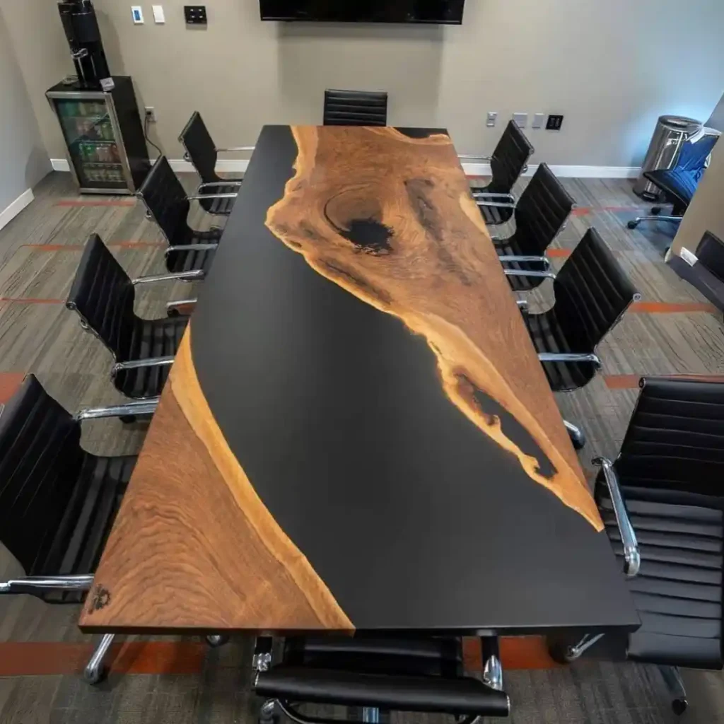 Tavolo da riunione in legno massello con inserto in resina nera