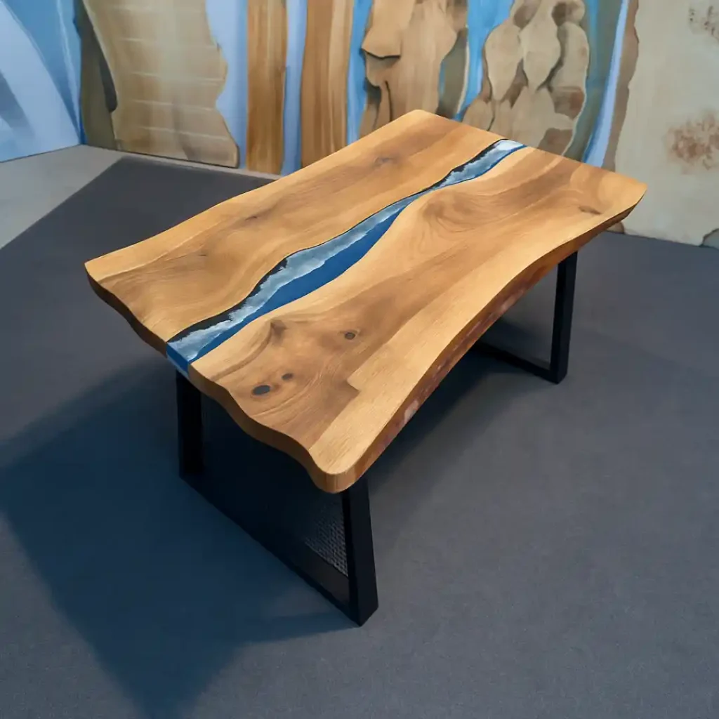 Tavolo in legno e resina con inserto centrale trasparente e struttura in metallo nero