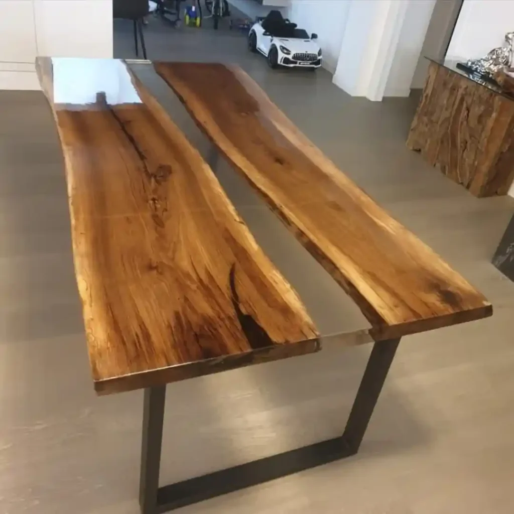 Tavolo in legno massello con resina trasparente e bordo vivo in ambiente industriale
