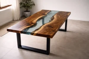 Tavolo artigianale in legno massello e resina epossidica con venature naturali e piano a fiume